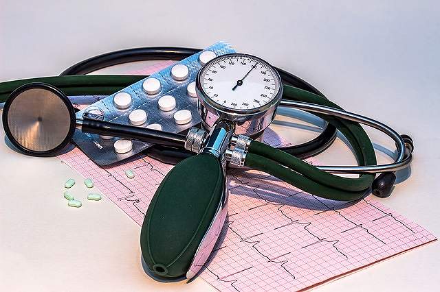 s-blood-pressure-monitor-1952924_640